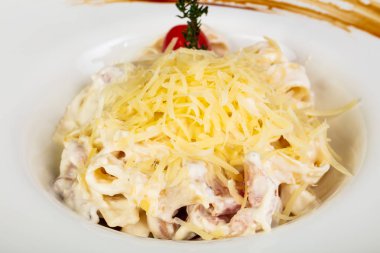 İtalyan makarna Carbonara pastırma ile