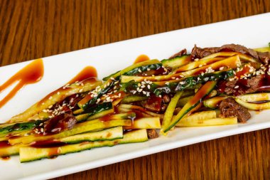 Sığır eti ve salatalık salatası sesam tohum hizmet