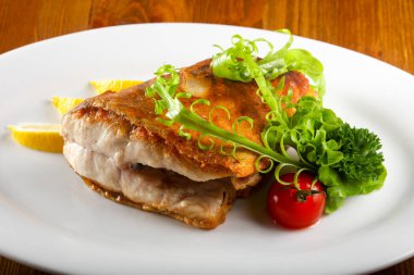 Limon ve otlar pişmiş somon servis