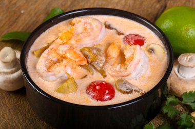 Karidesli geleneksel Tom Yam çorbası.