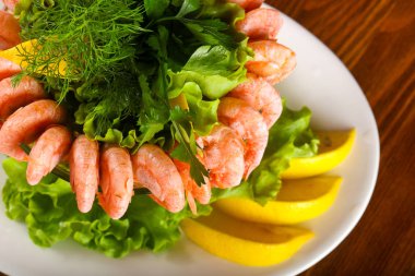 Karides kokteyl limon ve otlar ile