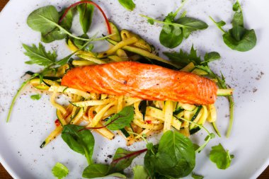 Sebze ve salatalı ızgara somon.