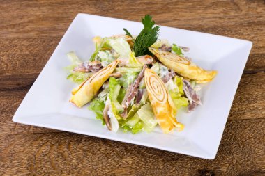 Sığır eti ve salata yaprakları ile gözleme