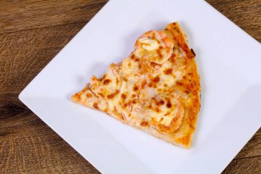 Karides ve yumuşak peynir pizza