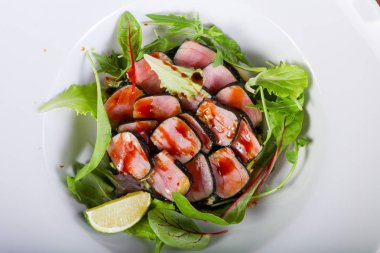 Ton balığı salatası kireç ve otlar