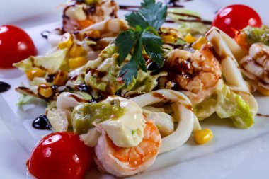 Deniz ürünleri ve avokado karides salatası