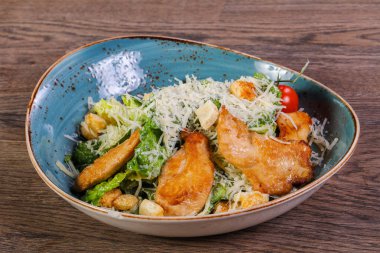 Tavuk ve parmesan peynirli sezar salatası.