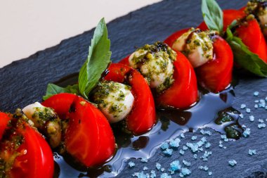 Mavi tuz ile Caprese salatası
