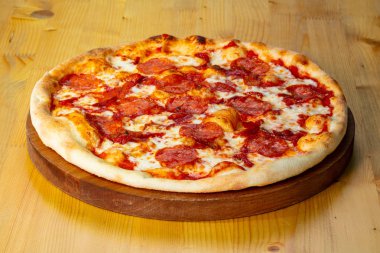 Ahşap üzerine biberli sıcak pizza