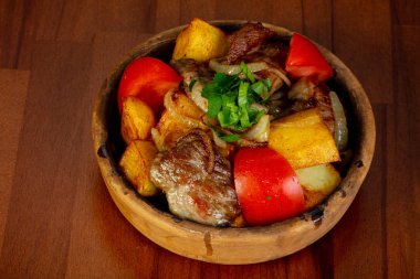 Kavrulmuş domuz eti ve sebze otlar ile