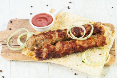 Kıyılmış domuz Kebap soğan ve sos ile