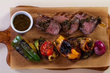 Izgara et ve sebze sos ile