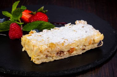 Napolyon kek çilek hizmet katmanlı