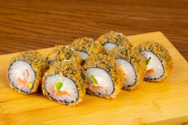 Lezzetli kızarmış tempura karides ile rulo