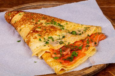 Somon ve maydanoz ile gözleme