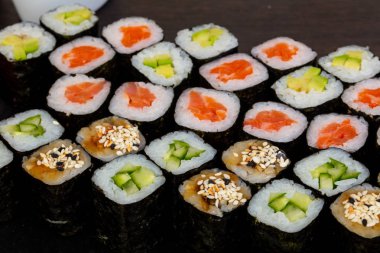 Lezzetli suşi avokado, salatalık ve tuzlu balık doldurma ile ayarla