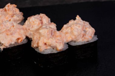 Japon baharatlı suşi ve rulolar