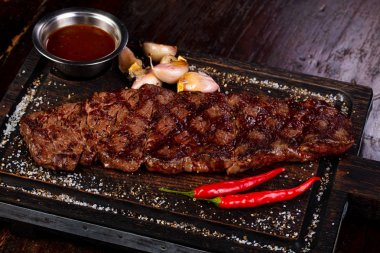 Izgara Dana biftek sosu ve biber ile