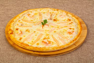 Somon ve peynirli pizza