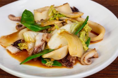 Kızarmış kalamar yeşil bezelye ve sos ile