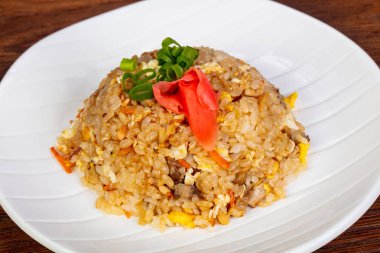 Fry pilav tavuk ve sebze ile karıştırın