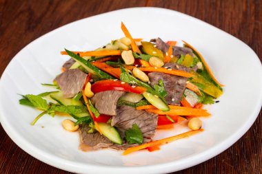 Sığır eti ve fındık ile Vietnam salata