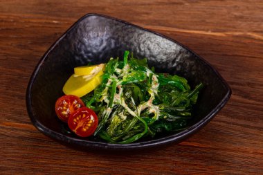 Susam ve sos chukka salatası