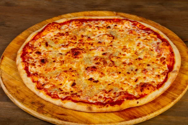 トマトとチーズをピザ — ストック写真