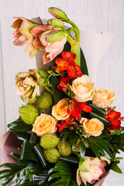 Buquê Rosas Frescas Com Outras Flores — Fotografia de Stock