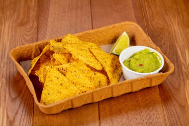 Cips cips sosu ve limon ile