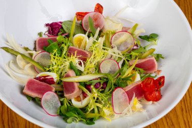 Kavrulmuş ton balıklı salata sebze ile