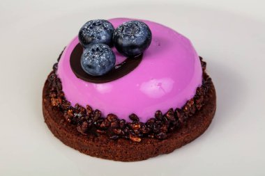 Böğürtlenli ve kremalı kek