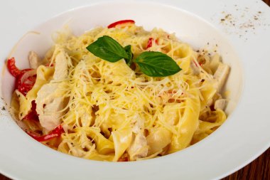 Fesleğen yaprakları tagliatelle makarna Tavuk ile hizmet