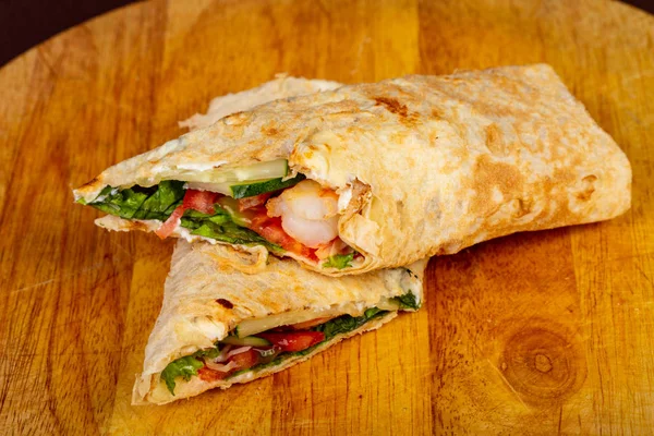 Wrap Tortilla Med Räkor Och Grönsaker — Stockfoto