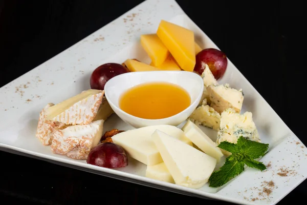 Foto Tagliere Di Formaggi Misti Immagini Tagliere Di Formaggi Misti Da Scaricare Foto Stock Depositphotos