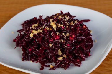 Vegan pancar salatası fındıklı