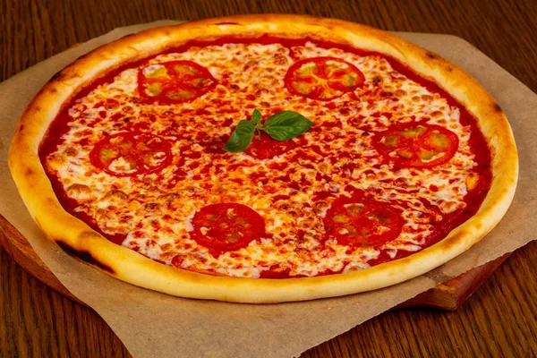 Vegetarische Pizza Margarita Mit Käse Und Tomaten — Stockfoto