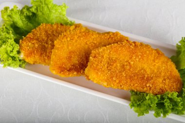 Kızarmış peynir salata yaprakları ile