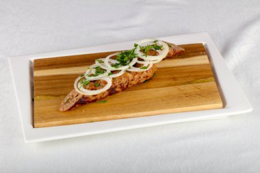 Sığır eti kebabı barbekü beyaz plaka