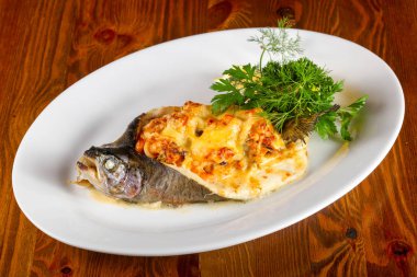 Peynir ile doldurulmuş alabalık