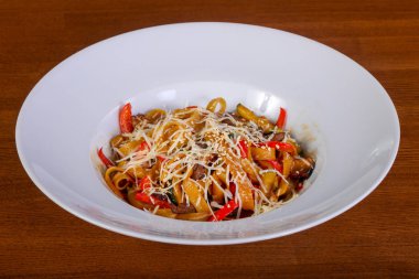 Sığır eti ve parmesan peynirli makarna