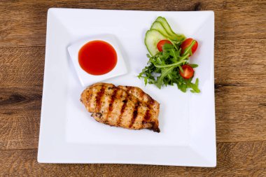 Soslu ızgara tavuk göğsü.