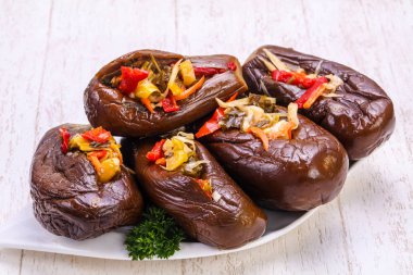 Sebze ile doldurulmuş patlıcan turşusu