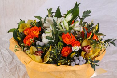 Çeşitli çiçek ile romantik buket