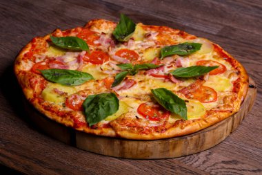 Fesleğen Pizza jambon ve patates ile hizmet