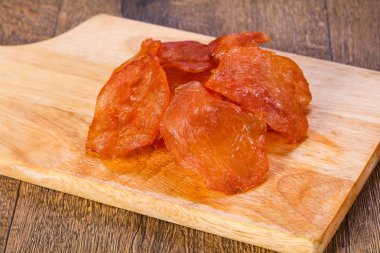 Ahşap üzerine kuru tavuk eti