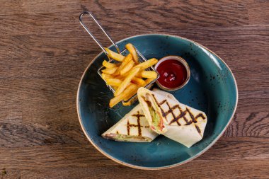 Tavuk rulo börek Fransız patates ile