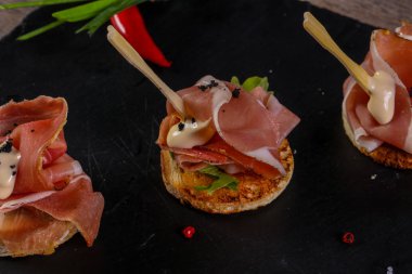 Bruschetta hamon ve sos ile