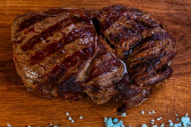 Izgara dana biftek sosu ve mavi tuz