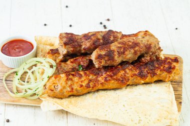 Şiş kebeb mix tabak sos ve soğan ile